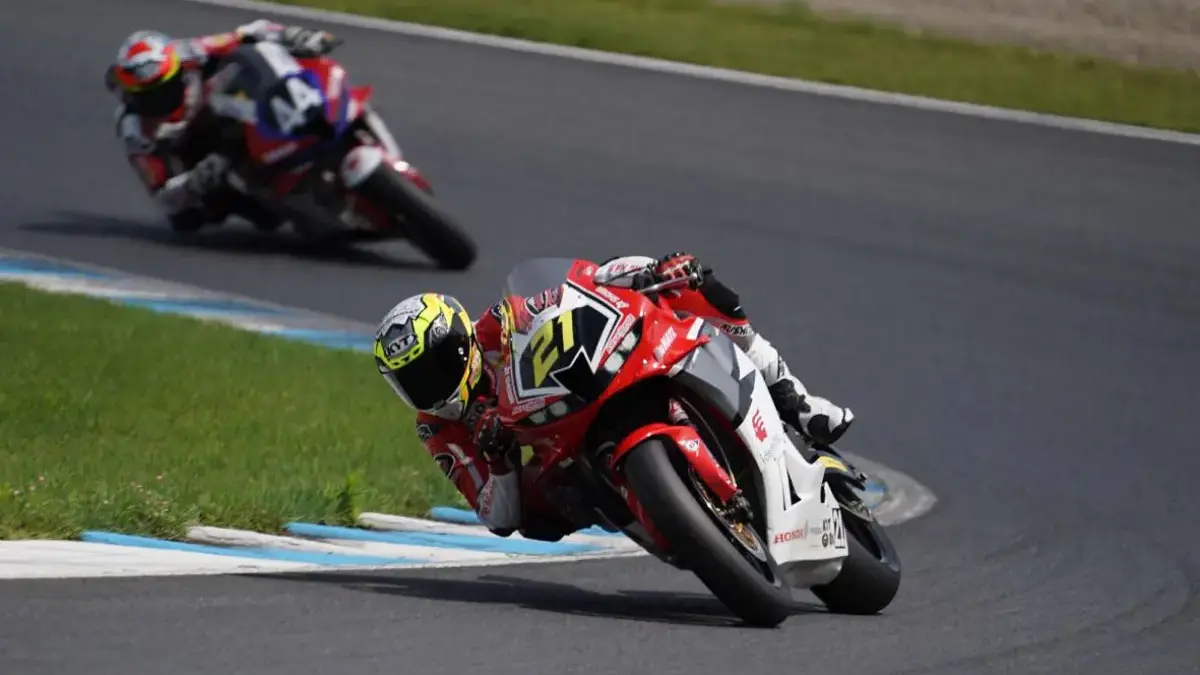 Aksi M. Adenanta Putra (#21) di kelas SS600 pada kejuaraan balap ARRC seri Jepang