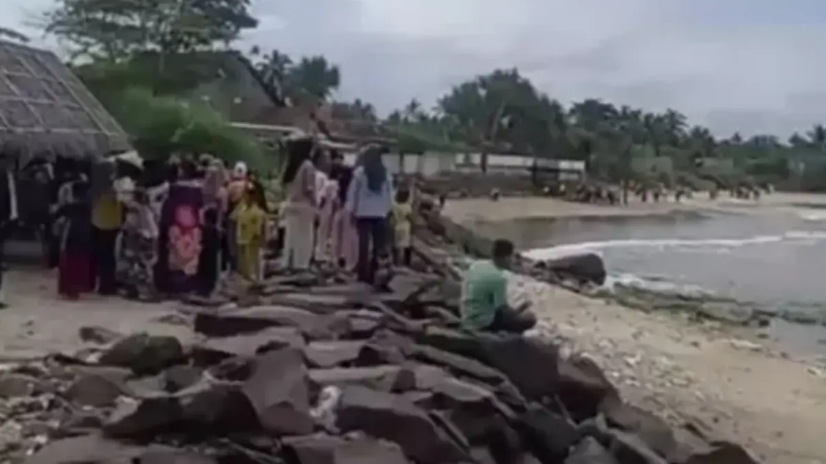 Potret Pantai Karang Seke Lebak