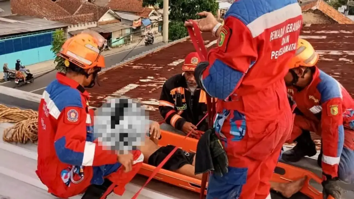 Disdamkar lakukan evakuasi korban sengatan listrik di Soreang