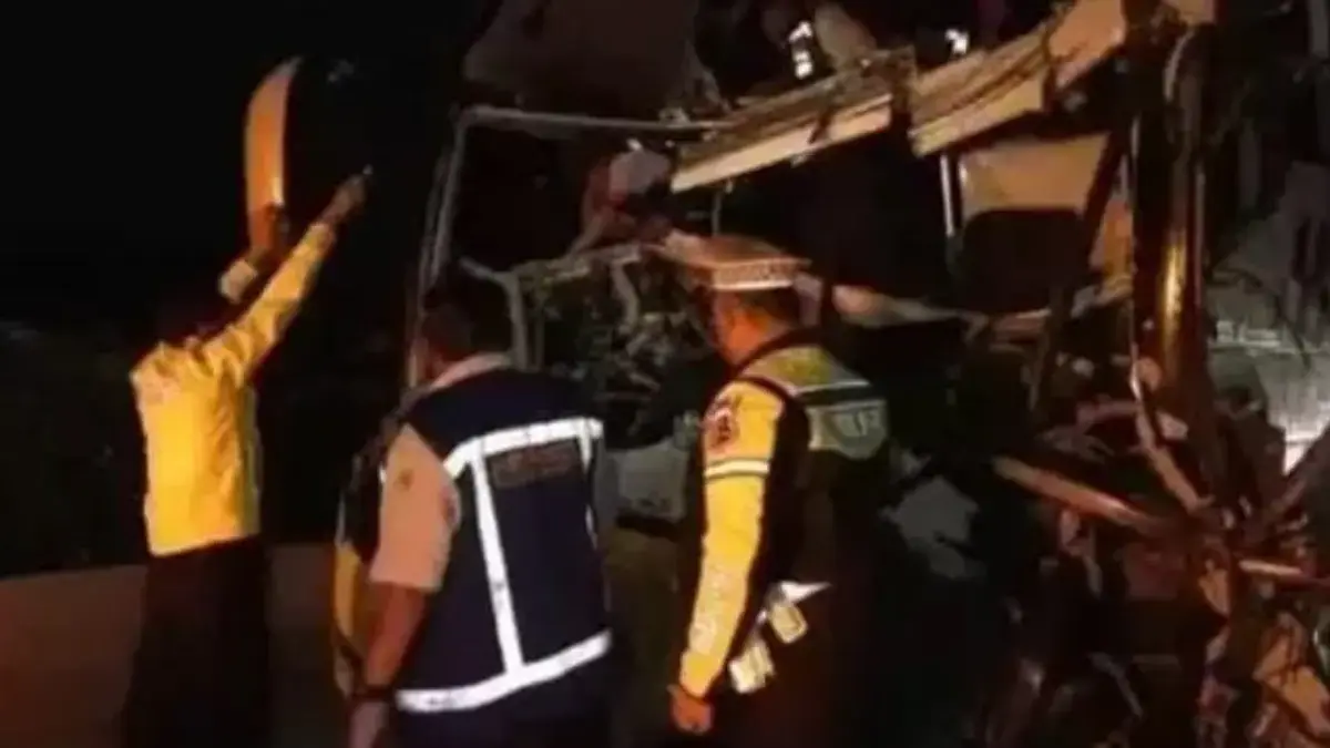 Bus PO MGI menabrak tangki di ruas Tol Cipularang Kilometer 72 arah Jakarta