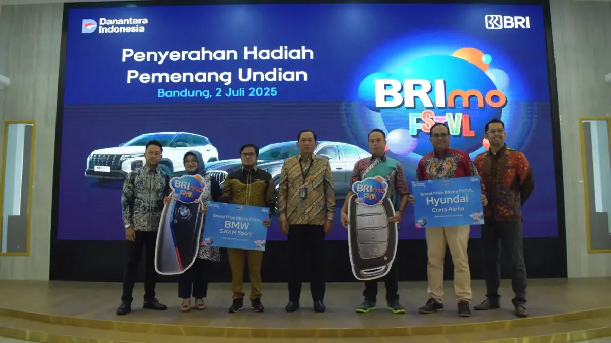 Serah Terima Hadiah Utama BRImo FSTVL 2024 di BRI Regional Office Bandung