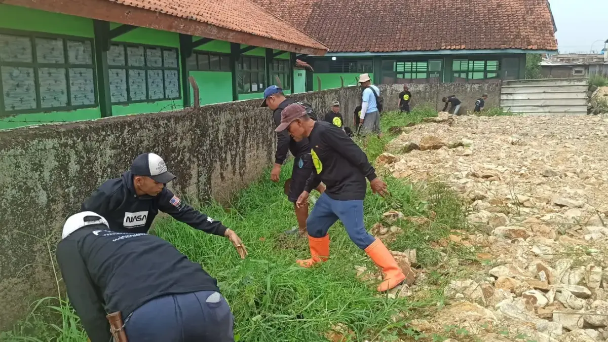 Atasi Banjir, PWI Kabupaten Bandung dan PRIMA Kolaborasi Normalisasi Saluran Air