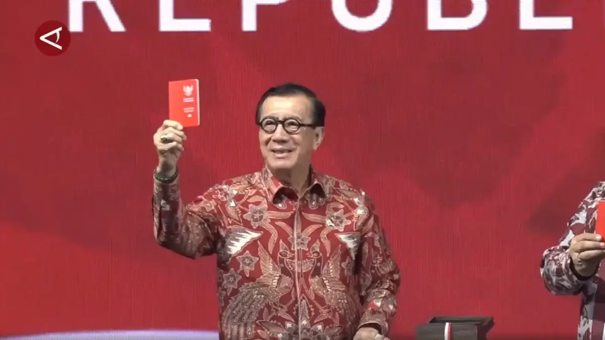 Menteri Hukum dan HAM, Yasona Laoly memperkenalkan desain paspor baru