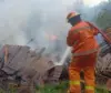 Kebakaran Gudang Barang Bekas di Jatiasih Bekasi, Asap Pekat dan Api Sulit Dipadamkan