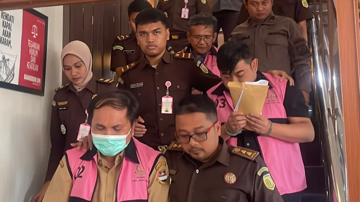 Tiga tersangka kasus korupsi pengadaan mobil karavan unit lab COVID-19 digiring petugas Kejari