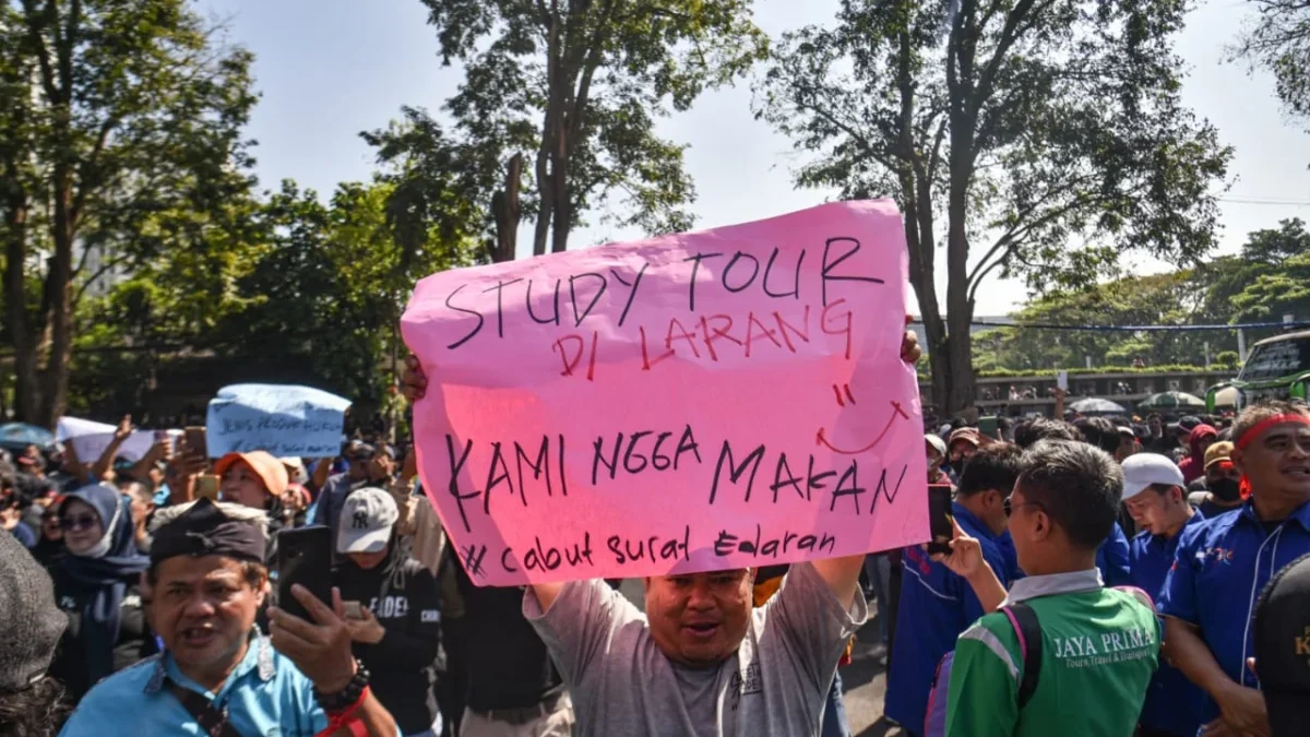 Massa yang menolak kebijakan larangan study tour