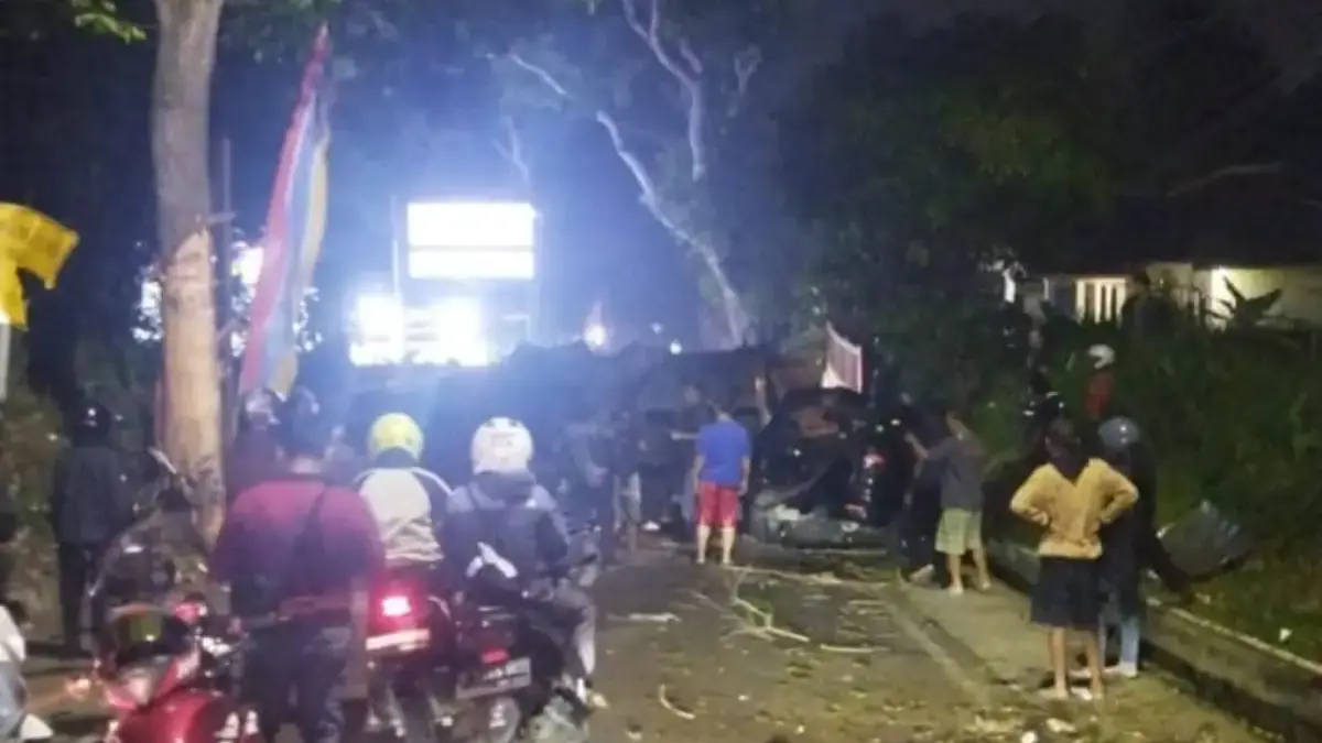 Truk tronton alami masalah kendali dan terguling di jalan Kolmas KBB menuju Cimahi