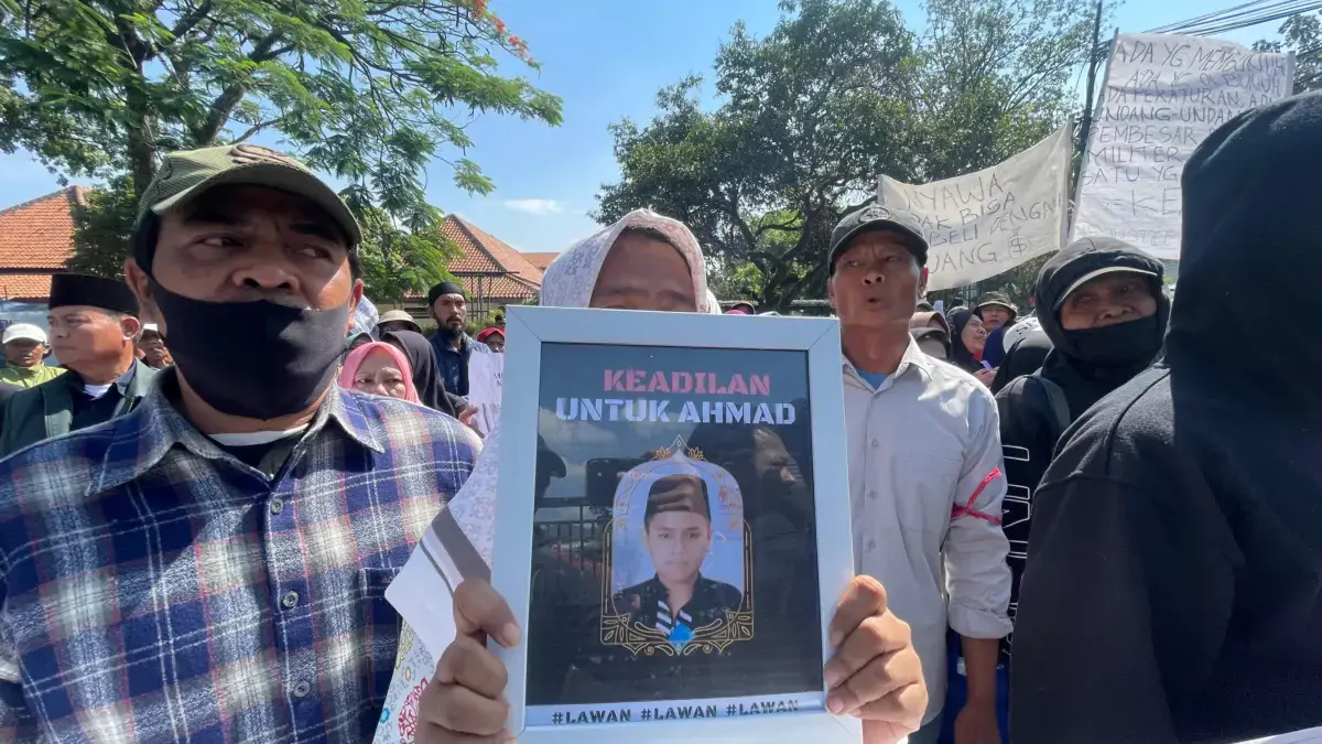 Massa unjuk rasa menuntut keadilan atas meninggalnya Ahmad Nurhidayat