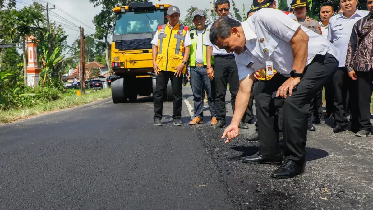 Sempat Dikeluhkan Warga, Jalan Parakan - Patean Mulai Diperbaiki
