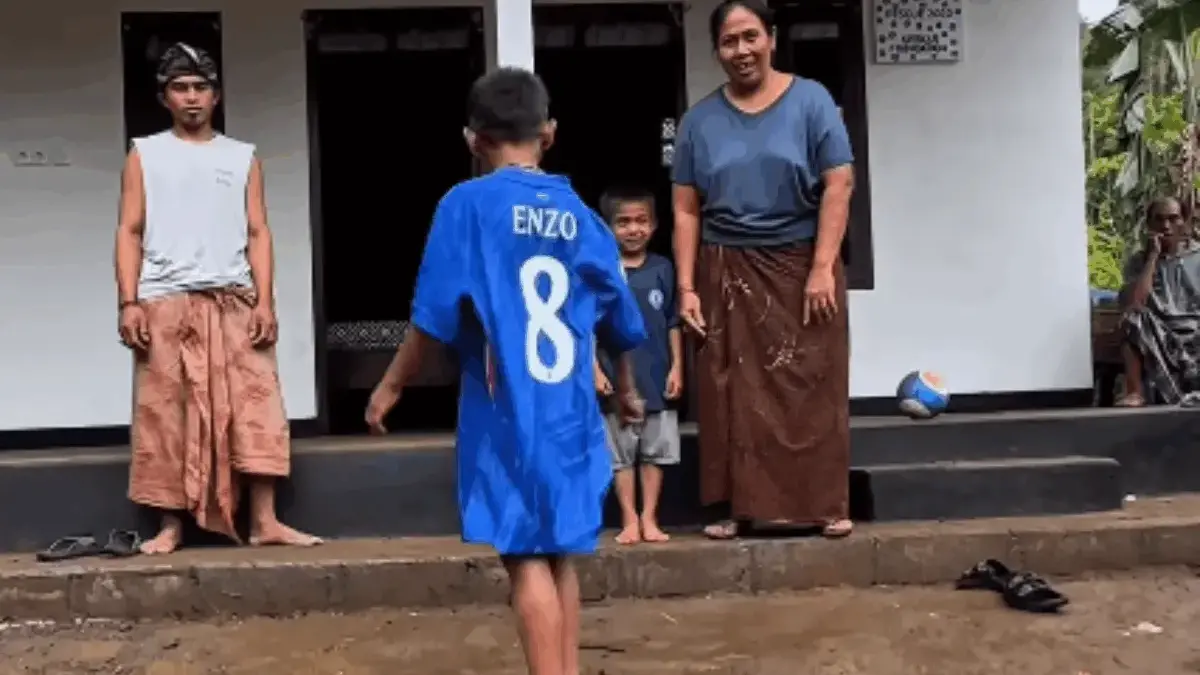 Viral! Enzo Fernandez Kirim Jersey Asli untuk Anak Kecil Penggemarnya di Indonesia