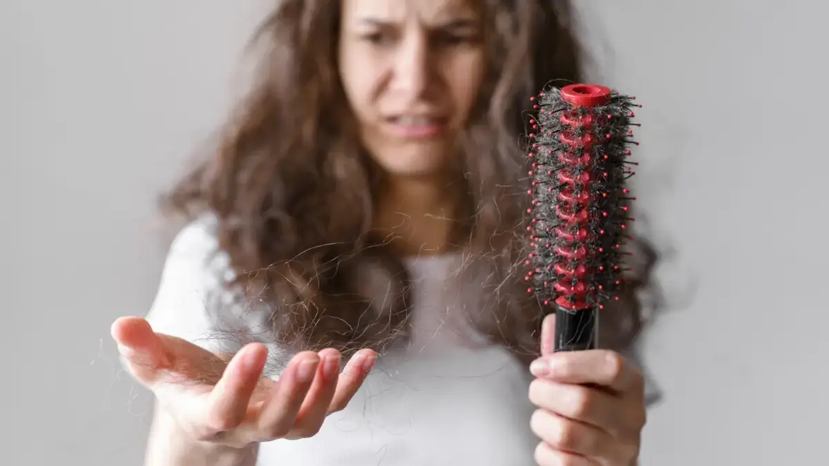 Tips Atasi Rambut Rontok: Cara Alami agar Rambut Kembali Kuat dan Sehat