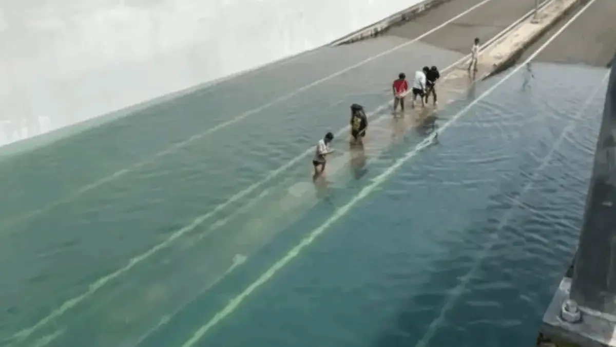 Viral! Underpass MM2100 Bekasi Tergenang Banjir Jernih bak Kolam Renang