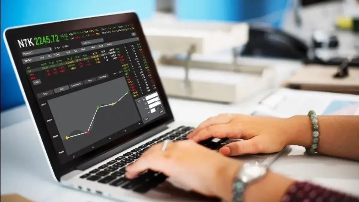 Ilustrasi seseorang bermain trading