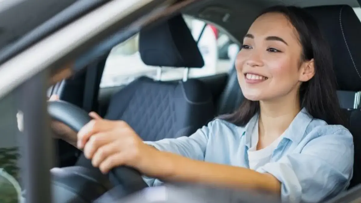Ilustrasi seorang wanita yang mengendarai mobil