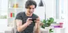 Ilustrasi seseorang main game di handphone