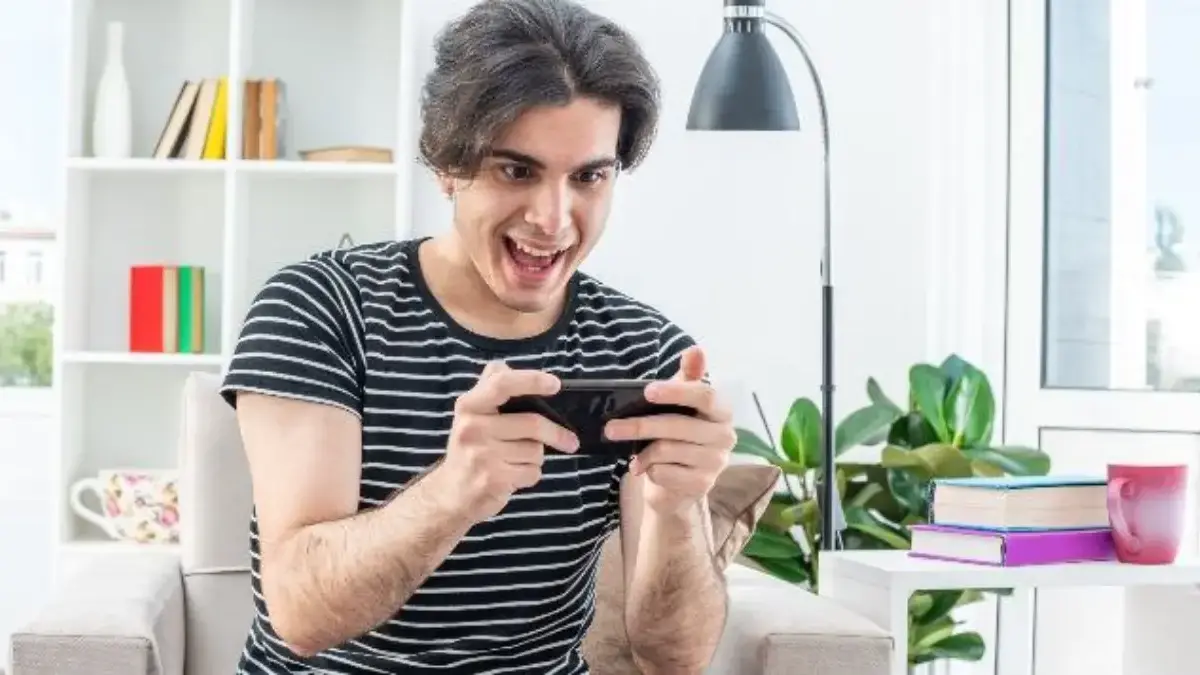 Ilustrasi seseorang main game di handphone