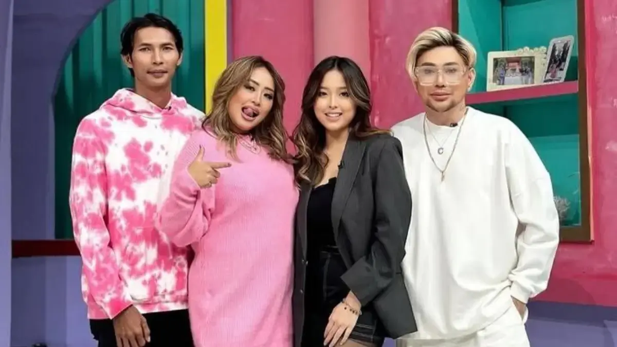 Potret Pinkan Mambo bersama keluarganya menghadiri acara talkshow