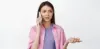 Ilustrasi wanita sedang menerima telepon