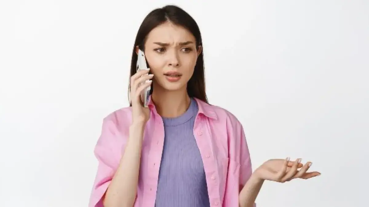 Ilustrasi wanita sedang menerima telepon