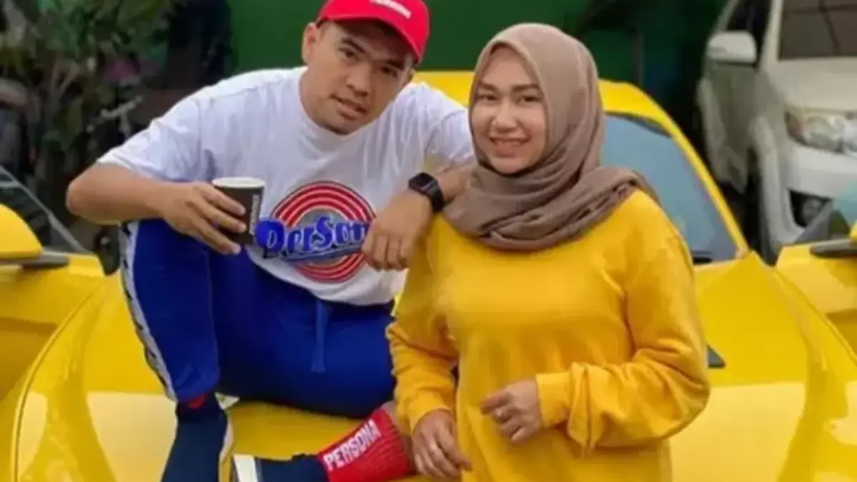 Potret Putra Siregar bersama sang istri