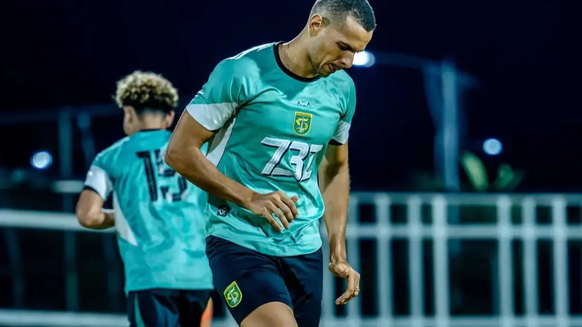 Leo Lelis Persebaya