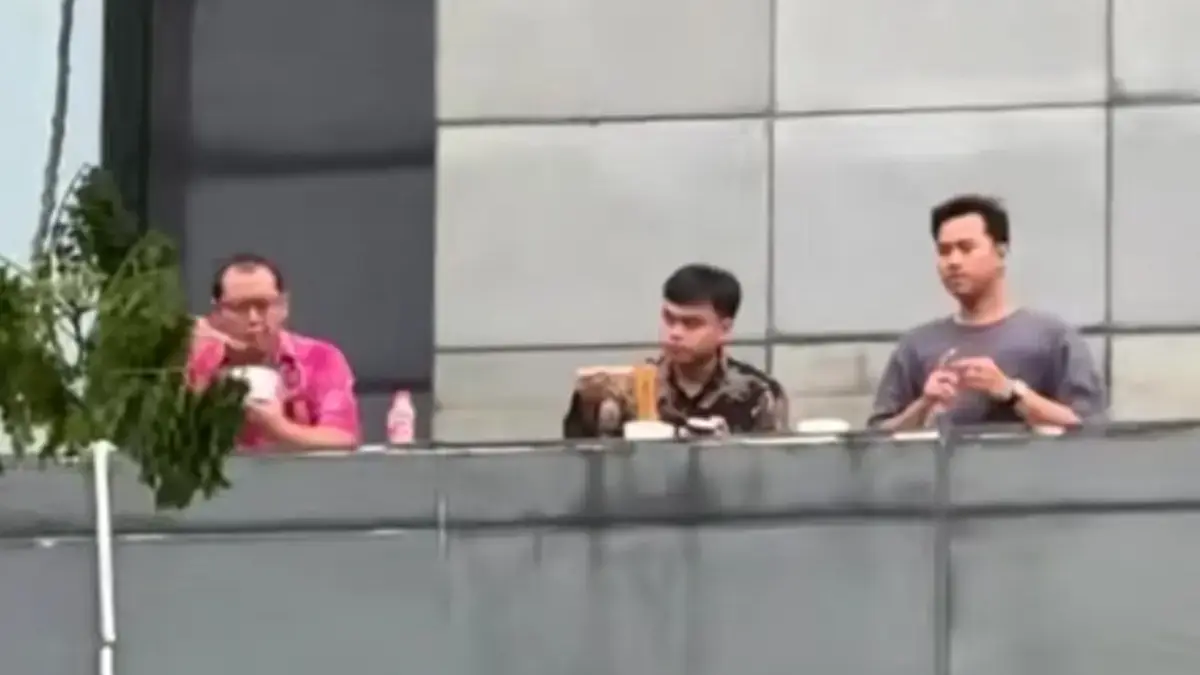 Tangkapan kayar rekaman yang diduga staf DPR asyik memakan mie disaat demo
