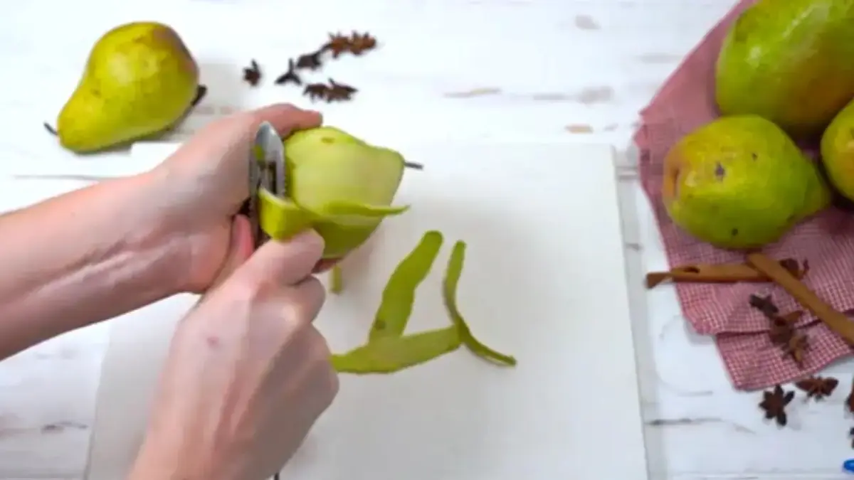 ILUSTRASI mengupas kulit buah Pir. (freepik)