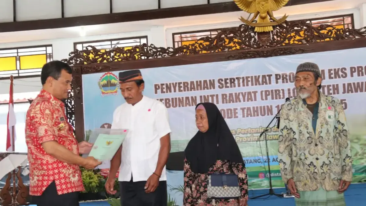 Gubernur Ahmad Luthfi Bagikan 1.065 Sertifikat Tanah