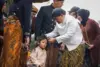 Sebanyak delapan anak menjalani prosesi pencukuran rambut gimbal anak bajang di kompleks Candi Arjuna
