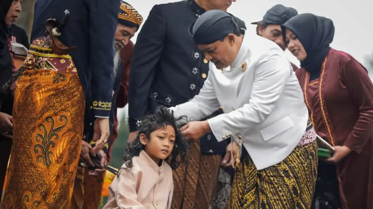 Sebanyak delapan anak menjalani prosesi pencukuran rambut gimbal anak bajang di kompleks Candi Arjuna