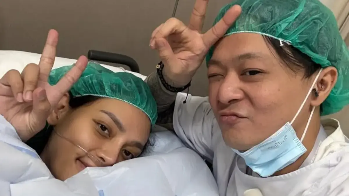 Potret DJ Bravy menemani Erika Carlina yang telah menjalani proses lahiran