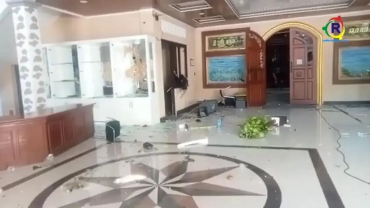 Kondisi Gedung DPRD Kabupaten Cirebon yang porak-poranda.