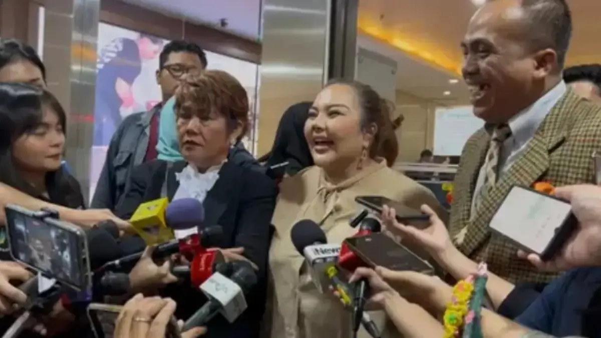Lisa Mariana saat bertemu dengan awak media