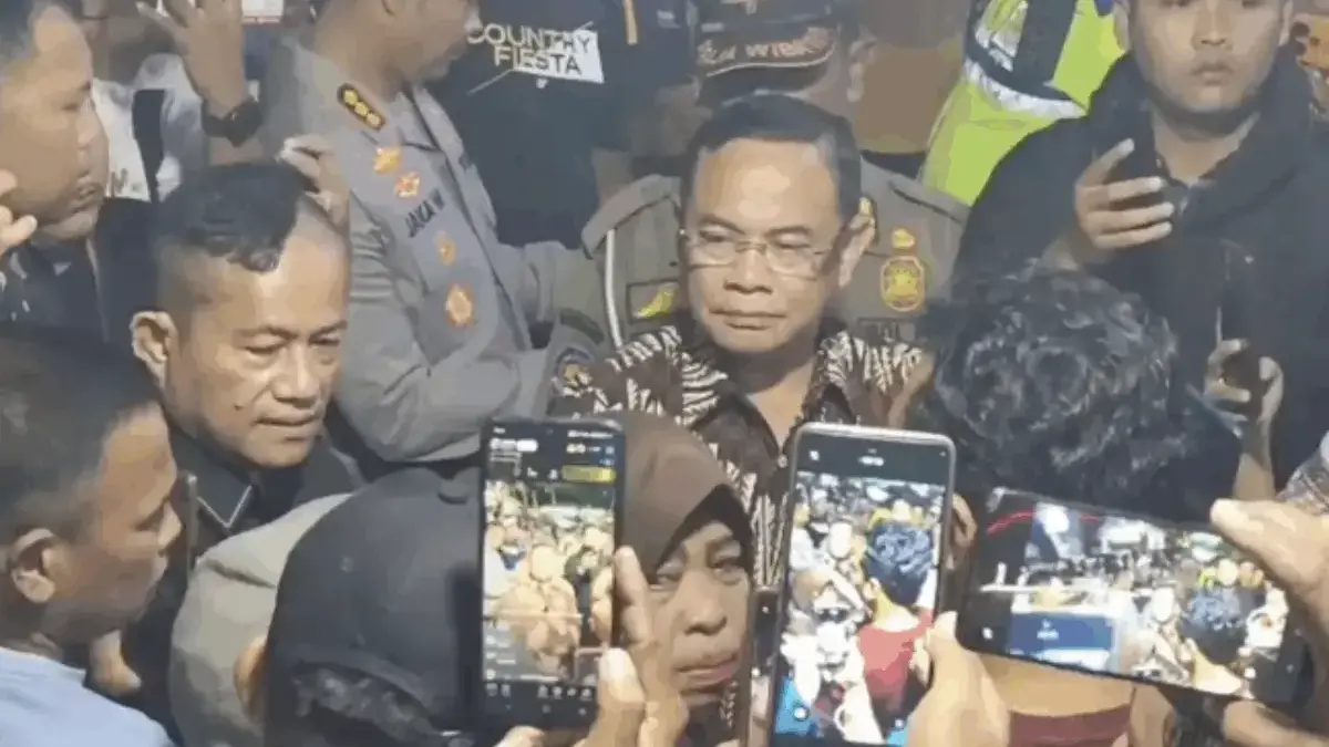 Pertemuan Bupati Pati dengan Massa Aksi Ricuh, Botol Air Nyaris Mengenai Sudewo
