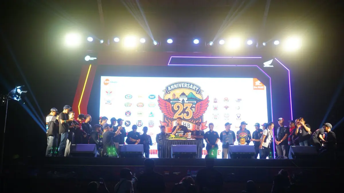 – Sirkuit Brigif Cimahi akhir pekan ini menjadi saksi perayaan besar Ikatan Motor Honda Bandung (IMHB) yang me