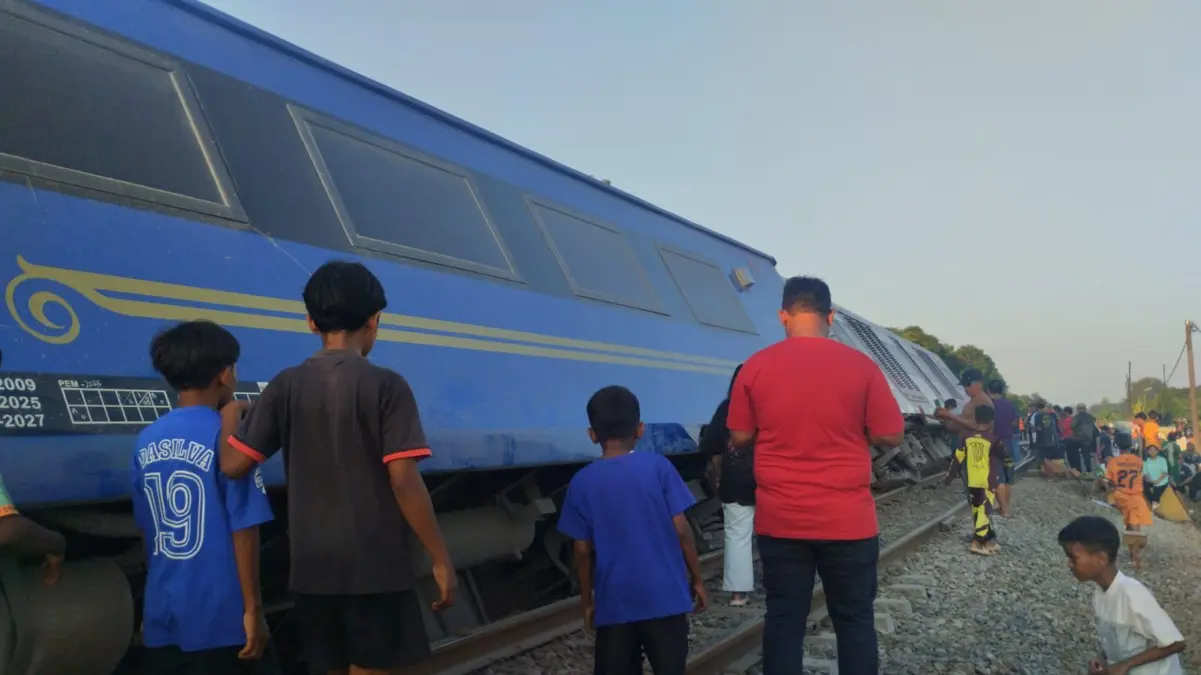 KA Argo Bromo Anggrek Anjlok di Pegadenbaru KAI Mohon Maaf dan Lakukan Evakuasi Penumpang