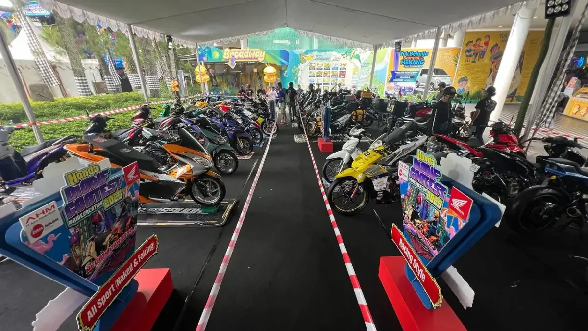 Suasana meriah gelaran Honda Modif Contest 2025 di Cihampelas Walk, Bandung, yang ramai dikunjungi pengunjung