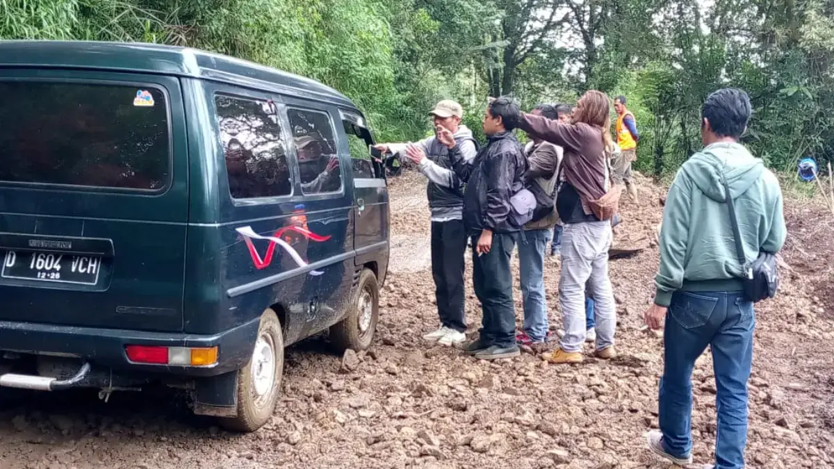 Setelah Puluhan Tahun Terlupakan, Warga Londok dan Dewata Menyambut Haru Perbaikan Jalan di HUT RI ke-80