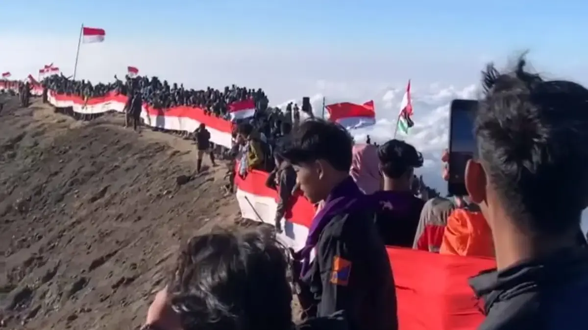 1.360 Pendaki Serbu Gunung Ciremai di HUT ke-80 RI, Merah Putih Berkibar di Puncak Tertinggi Jabar