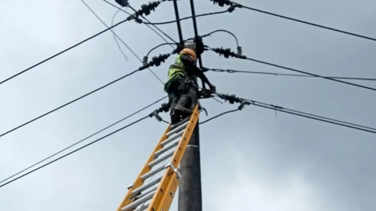 Jaga Keindahan Kota dan Keselamatan Masyarakat, PLN Icon Plus Lakukan Perapihan dan Penertiban Kabel Optik