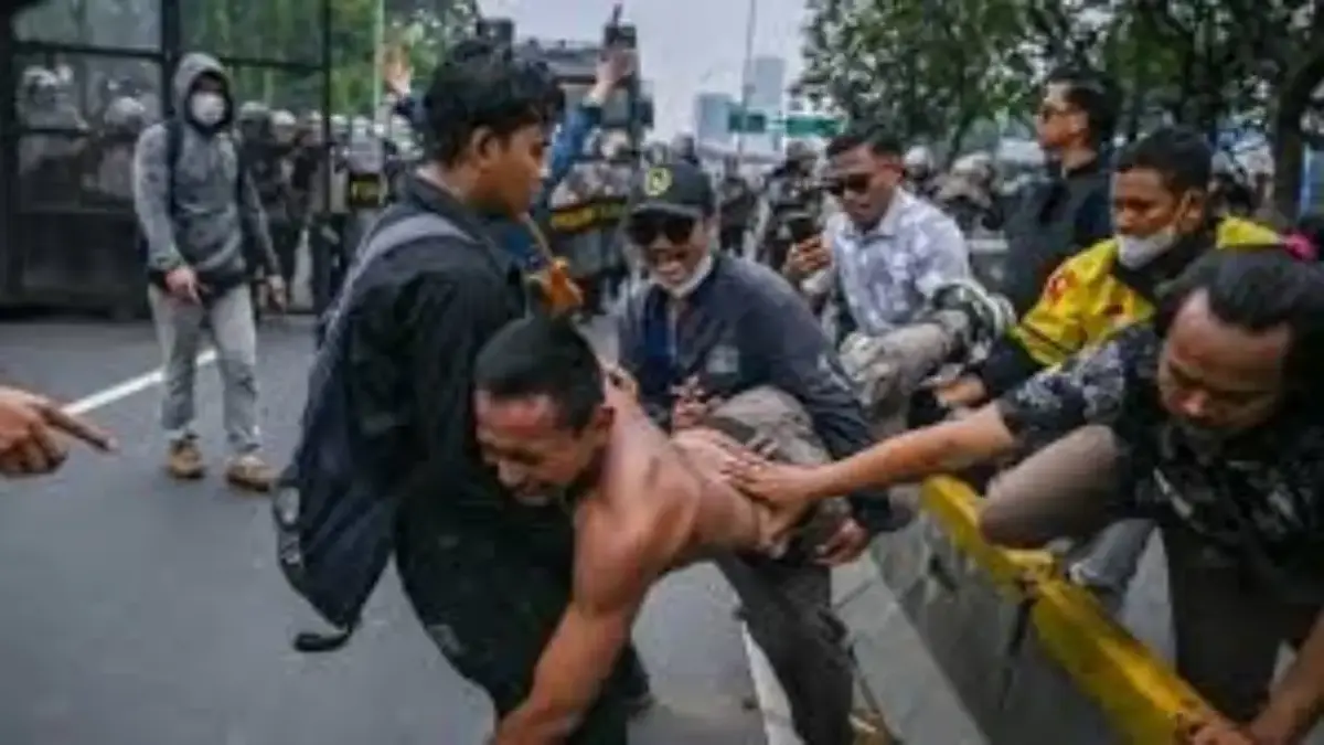 Ricuh di DPR: Mahasiswa Bentrok dengan Aparat, Tuntut Hapus Tunjangan Rumah Legislator