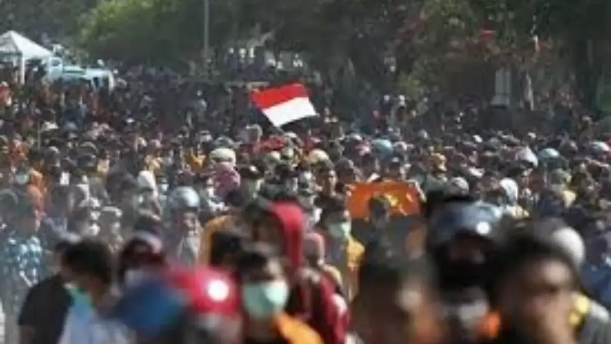 Polisi Gunakan Gas Air Mata dan Water Cannon untuk Membubarkan Massa Aksi