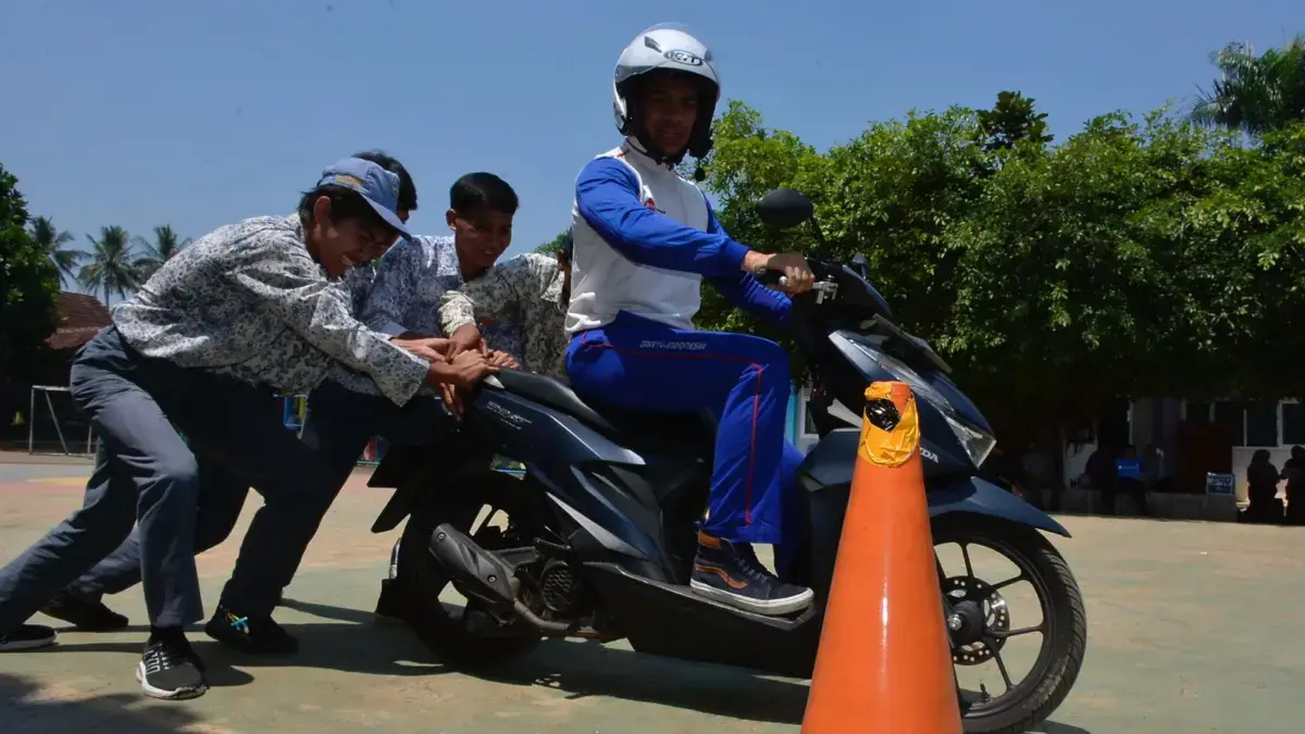 DAM Edukasi Pelajar SMAN 1 Cipeundeuy Jadi Pelopor #Cari_Aman di Jalan