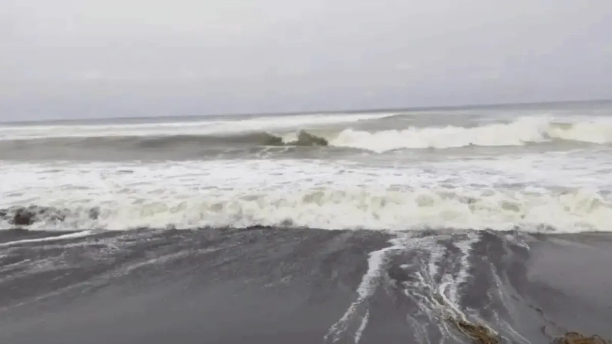 Gelombang Pasang Terjang Pantai Apra, Saung di Pesisir Rusak