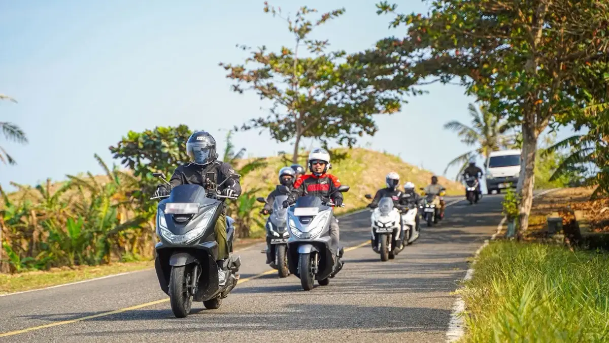 Aktivitas berkendara sepeda motor sudah menjadi bagian dari keseharian masyarakat
