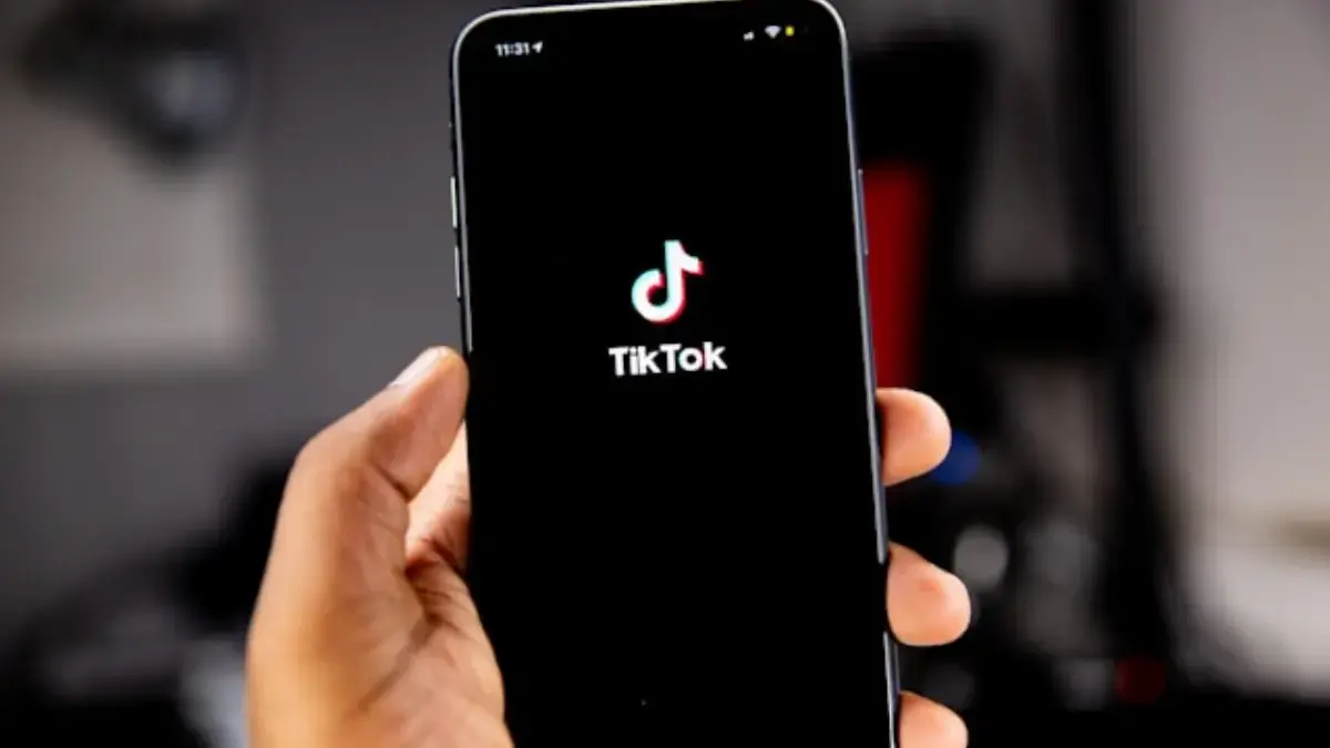 Cara buat tren AI Boyfriend-Girlfriend di TikTok
