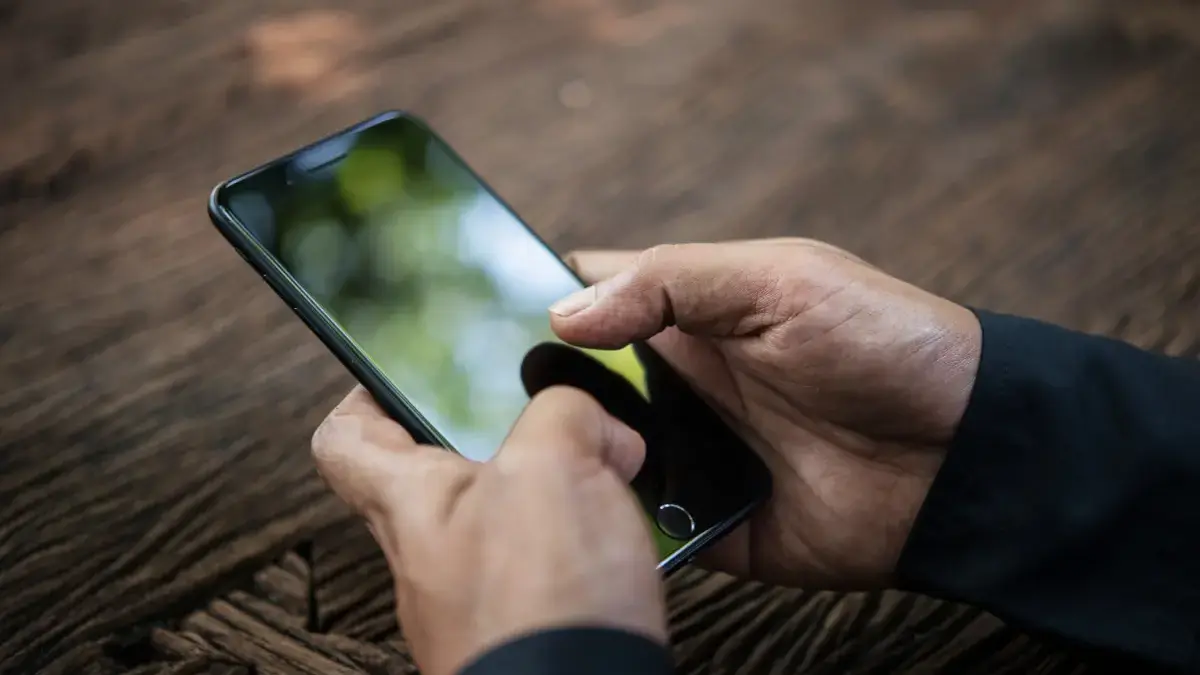 Cara Mengatasi HP Blank atau Hang Tanpa Perlu ke Service Centre
