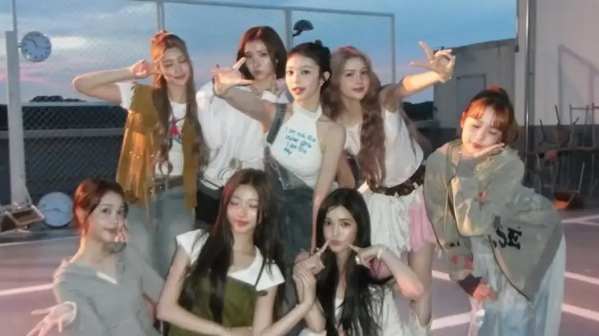Hearts2Hearts yangs edang mempromosikan lagu terbarunya Pretty Please