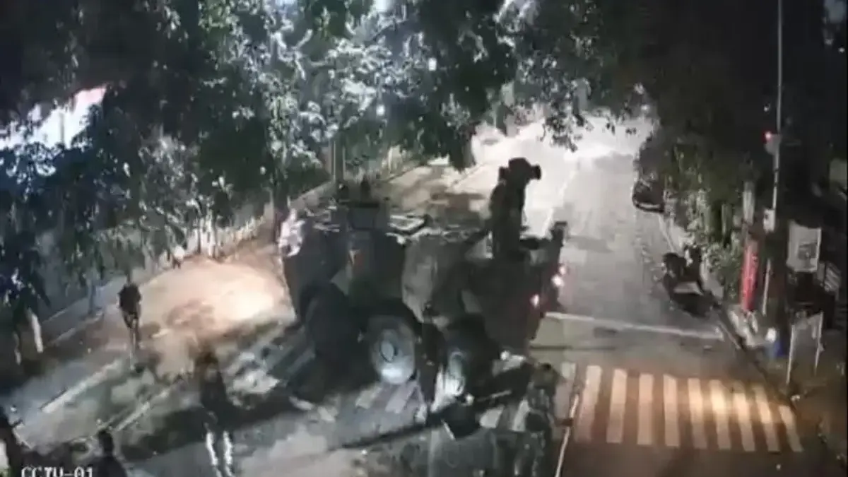 Situasi aparat saat serang Unisba dan Unpas dengan gas air mata