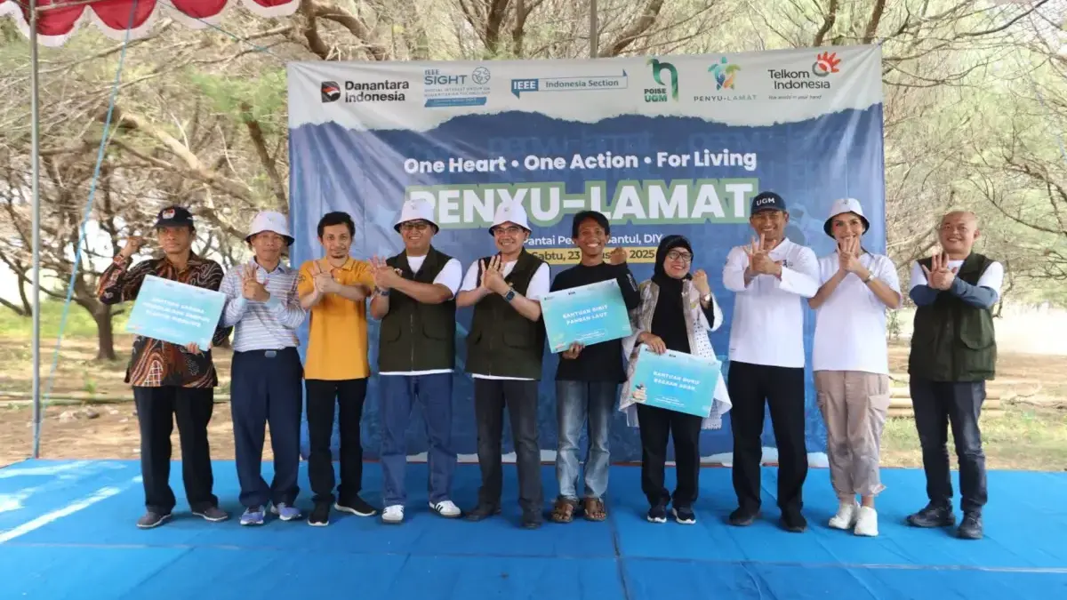 Relawan Program Telkom Connect-in: Penyu-lamat 2025 saat memberikan bantuan kepada masyarakat setempat.